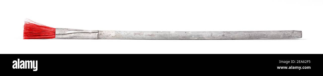 Kleiner alter Pinsel isoliert auf weißem Hintergrund Stockfoto