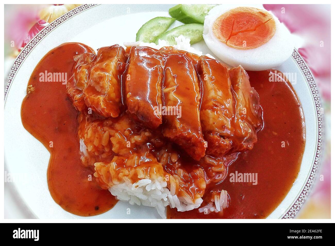 Das thailändische Essen ist sehr lecker, ich mag es, abends einen Snack zu essen, Khao Moo Daeng, BBQ Schweinefleisch Reis Stockfoto