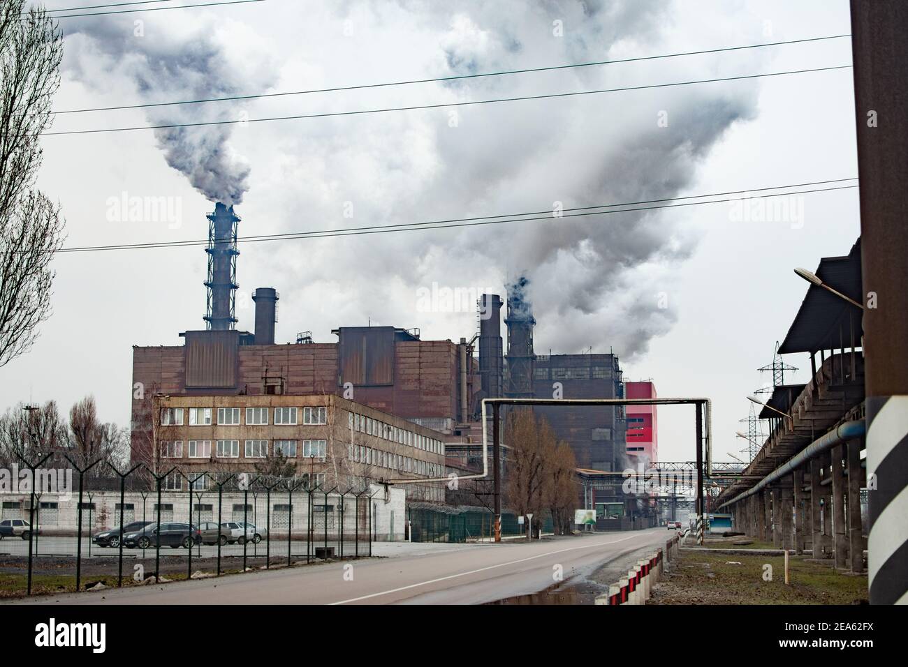 Umweltverschmutzung. Industrie metallurgische Anlage Rauch von Rohren Bergbau. Stockfoto