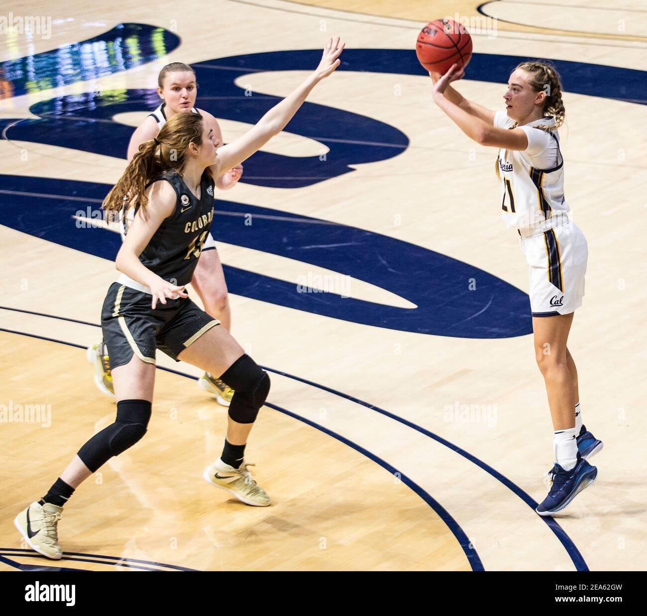 Hass Pavilion Berkeley Calif, USA. Februar 2021, 07th. CA U.S.A. Kalifornien Wache Mia Mastrov (21) schießt den Ball während NCAA Frauen Basketball Spiel zwischen Colorado Buffalo und den California Golden Bears 52-67 verloren im Hass Pavilion Berkeley Calif. Thurman James/CSM/Alamy Live News Stockfoto