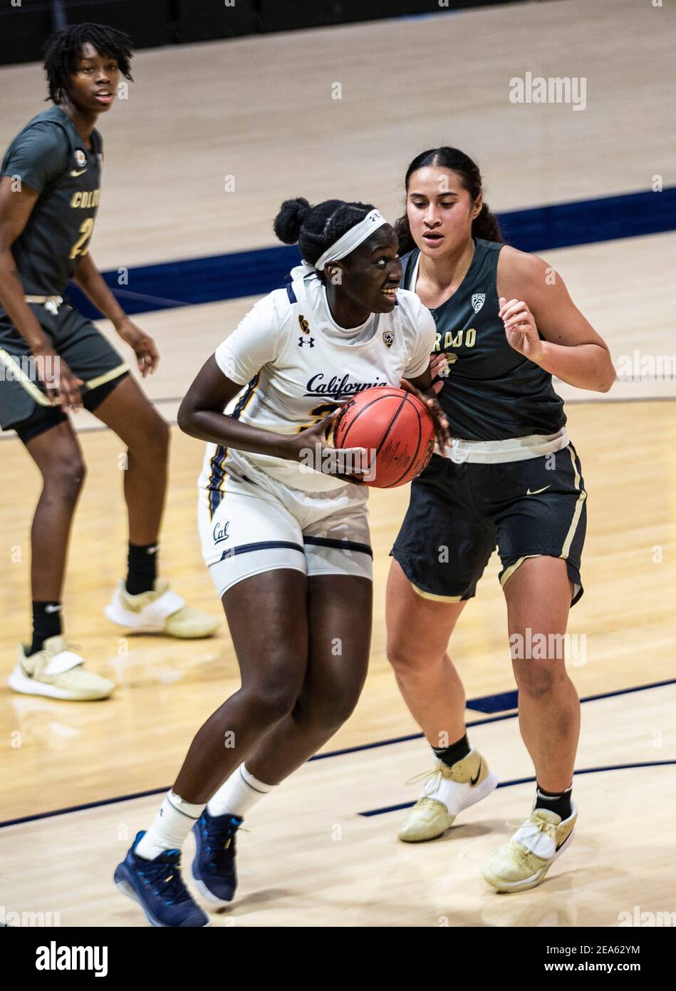 Hass Pavilion Berkeley Calif, USA. Februar 2021, 07th. CA U.S.A. Kalifornien Zentrum Fatou Samb (33) fährt zum Korb während NCAA Frauen Basketball Spiel zwischen Colorado Buffalo und den California Golden Bears 52-67 verloren im Hass Pavilion Berkeley Calif. Thurman James/CSM/Alamy Live News Stockfoto