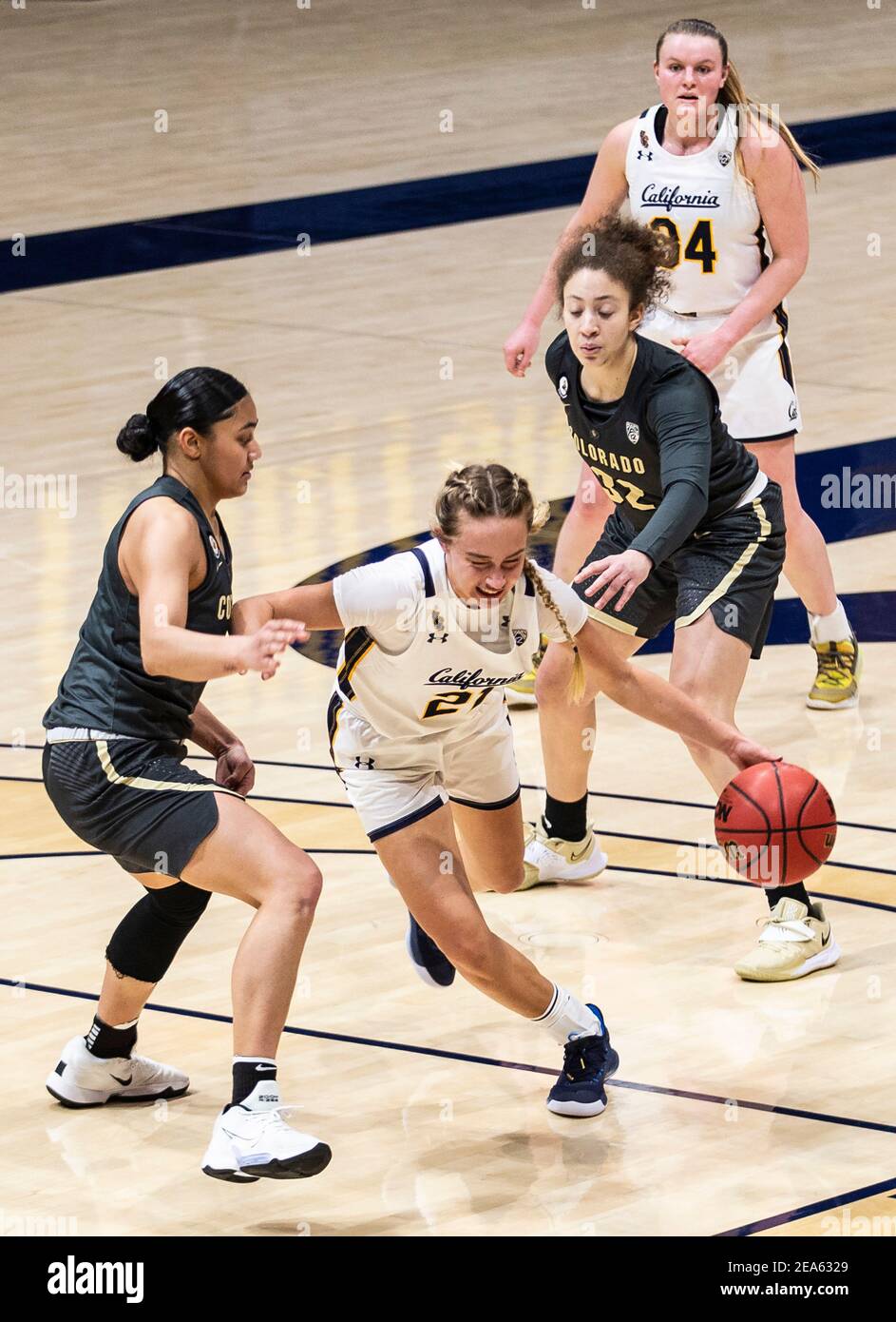 Februar 07 2021 Berkeley, CA U.S.A. die kalifornische Wache Mia Mastrov (21)fährt zum Reifen während des NCAA Women's Basketball Spiels zwischen Colorado Buffalo und den California Golden Bears 52-67 verloren im Hass Pavilion Berkeley Calif. Thurman James / CSM Stockfoto