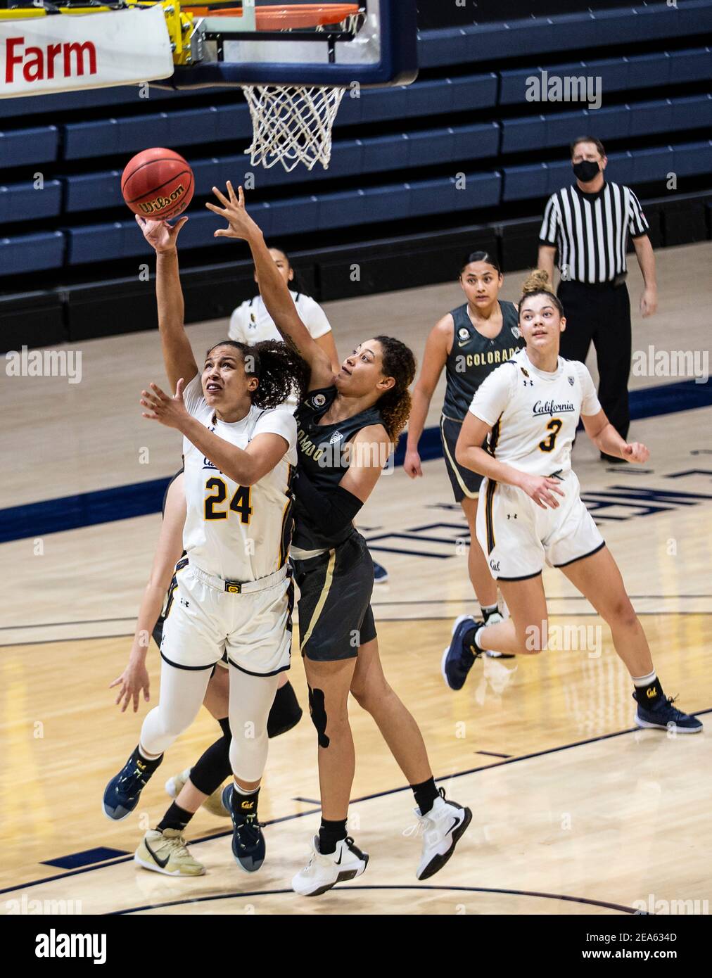 Februar 07 2021 Berkeley, CA U.S.A. California Forward Evelien Lutje Schipholt (24) fährt zum Reifen während des NCAA Women's Basketball Spiels zwischen Colorado Buffalo und den California Golden Bears 52-67 verloren im Hass Pavilion Berkeley Calif. Thurman James / CSM Stockfoto