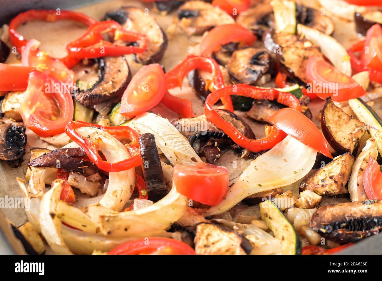 Ofengemüse wie Paprika, Tomaten, Zucchini, Pilz, Fenchel und Auberginen auf einem Backblech als Vollformat-Food-Hintergrund, ausgewählte Fokus, narr Stockfoto