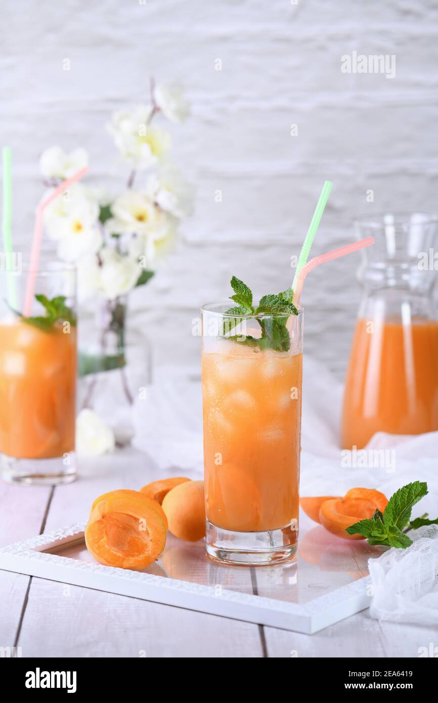 Erfrischender, frisch gekochter alkoholfreier Cocktail aus Aprikosensaft und Minze Stockfoto