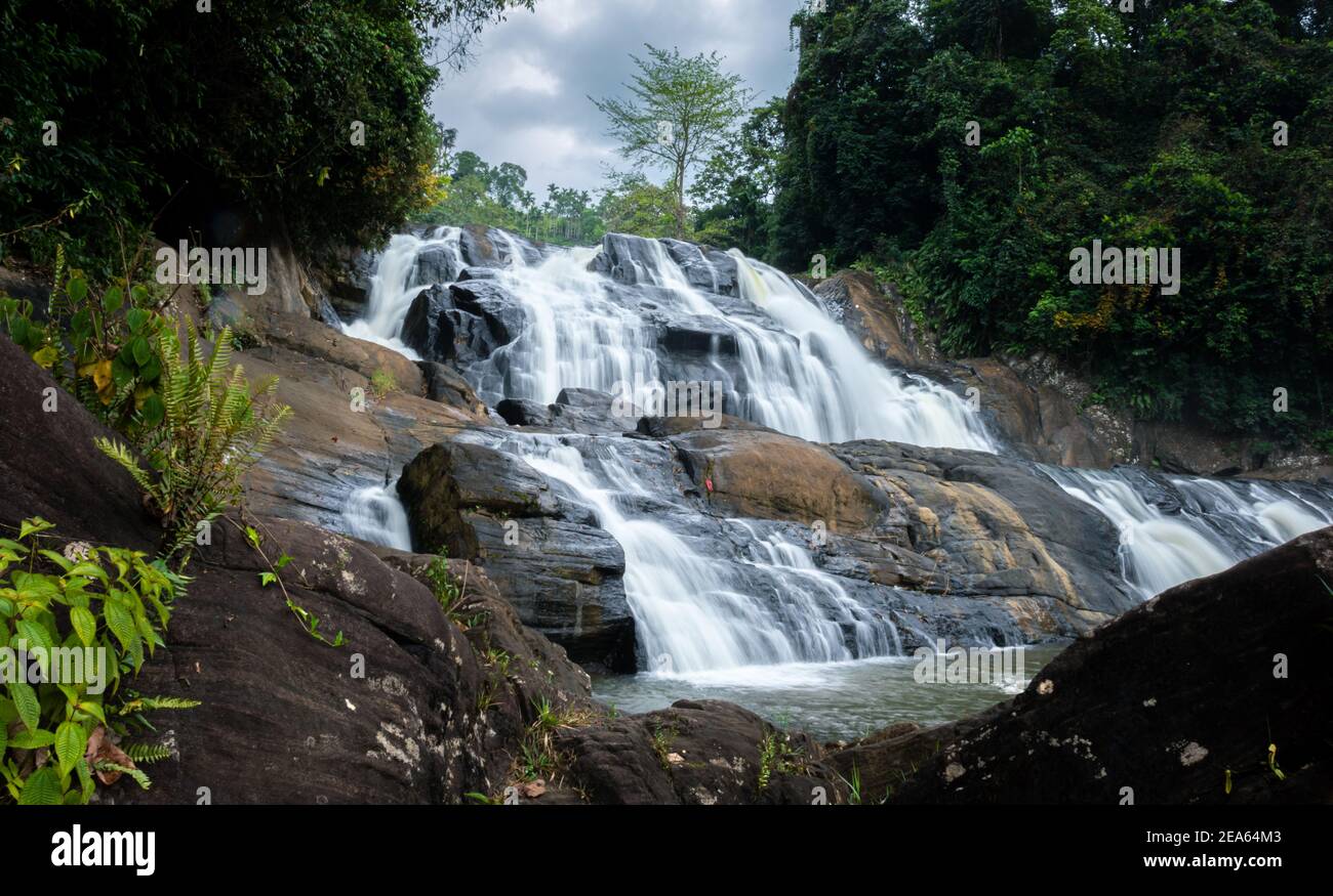 Hathmale Ella schöne Wasserfall Weitwinkel Nahaufnahme Stockfoto