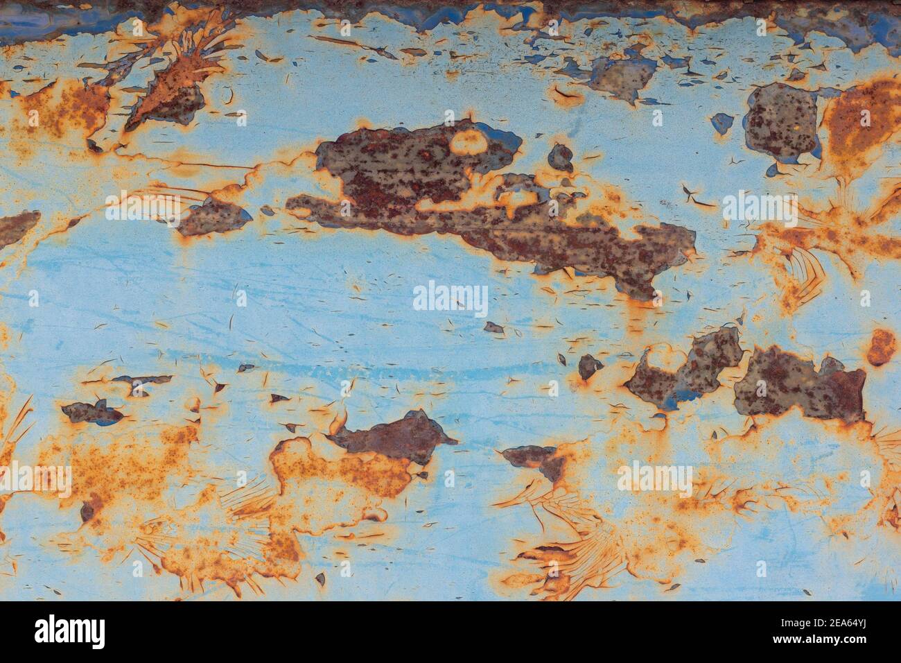 Eine alte blau bemalte Wand mit Flecken und Streifen von Rost.Rusty Metall Hintergrund. Rostflecken. Stockfoto