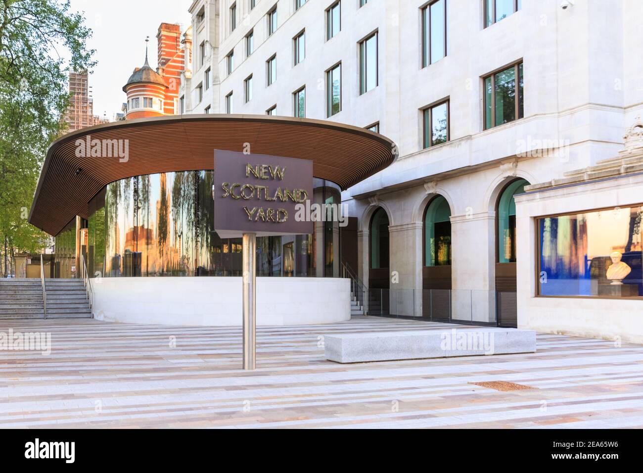 Neues Scotland Yard Schild, Gebäude außerhalb Scotland Yard Hauptquartier der Metropolitan Police Force in Victoria Embankment, Westminster London, Großbritannien Stockfoto