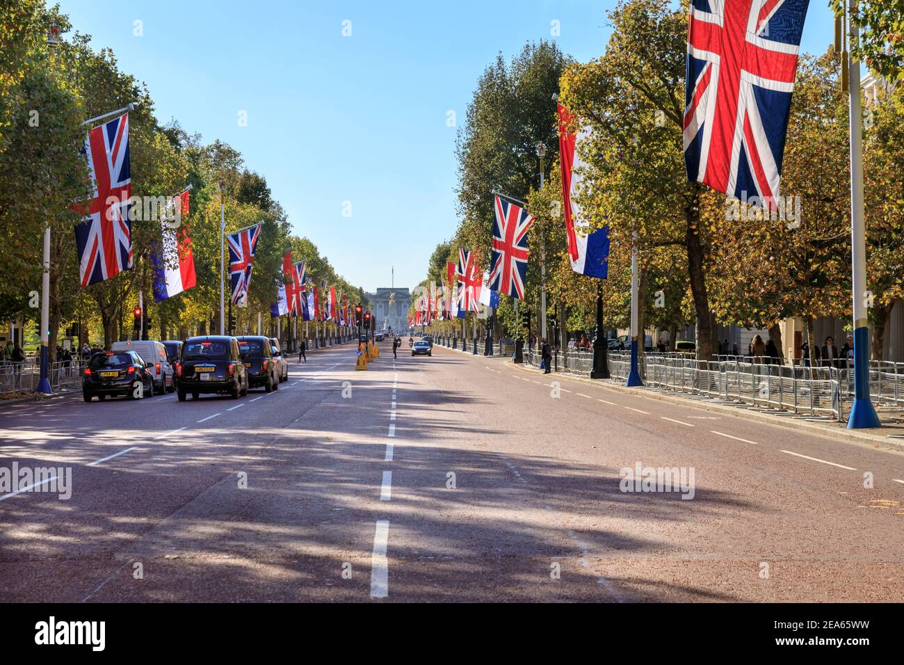 Die Mall ist mit Union Jack und holländischen Flaggen für den Staatsbesuch des Königs und der Königin der Niederlande, London, Großbritannien, geschmückt Stockfoto