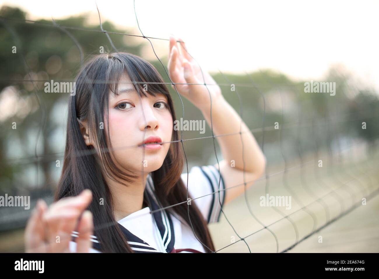 Portrait von schönen asiatischen japanischen High School Mädchen Uniform suchen Mit Netz Stockfoto