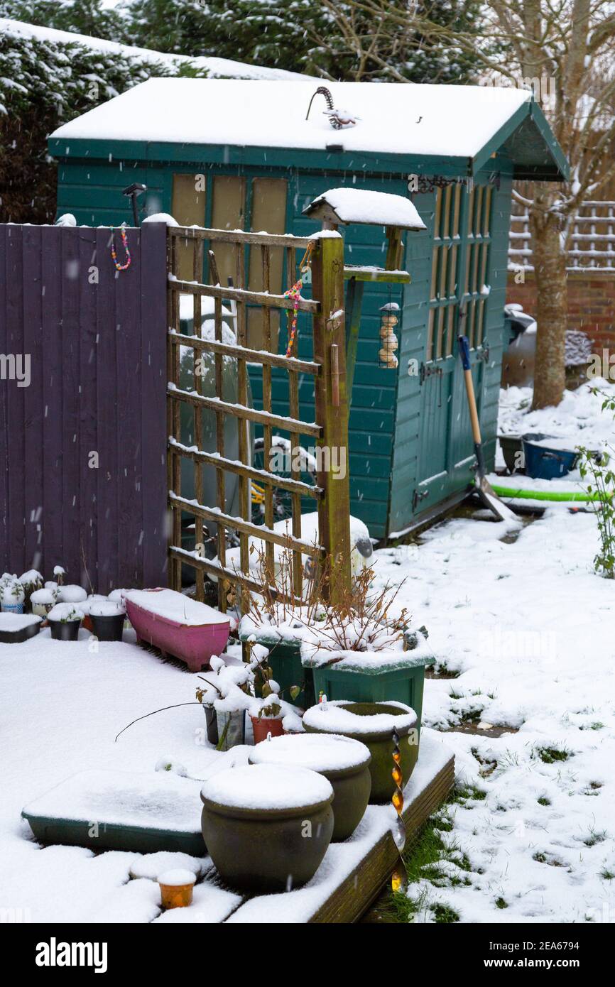 Ashford, Kent, Großbritannien. Februar 2021, 8th. UK Wetter: Bewohner des Dorfes Hamstreet in der Nähe von Ashford in Kent, aufwachen zu mehr Schnee auf Gartenmöbel als Sturm Darcy trifft einen zweiten Tag des Chaos in der Grafschaft. Aktuelle Temperaturen von -2 Grad mit einer leichten Brise. Foto-Kredit: Paul Lawrenson/Alamy Live Nachrichten Stockfoto