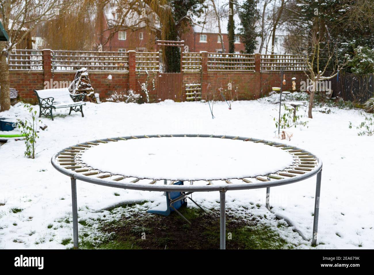 Ashford, Kent, Großbritannien. Februar 2021, 8th. UK Wetter: Bewohner des Dorfes Hamstreet in der Nähe von Ashford in Kent, aufwachen zu mehr Schnee auf einem Trampolin und Gartenmöbel als Storm Darcy einen zweiten Tag des Chaos in der Grafschaft trifft. Aktuelle Temperaturen von -2 Grad mit einer leichten Brise. Foto-Kredit: Paul Lawrenson/Alamy Live Nachrichten Stockfoto
