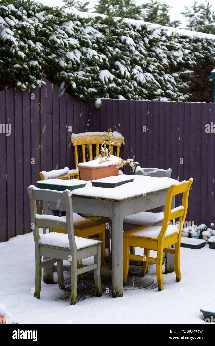 Ashford, Kent, Großbritannien. Februar 2021, 8th. UK Wetter: Bewohner des Dorfes Hamstreet in der Nähe von Ashford in Kent, aufwachen zu mehr Schnee auf Gartenmöbel als Sturm Darcy trifft einen zweiten Tag des Chaos in der Grafschaft. Aktuelle Temperaturen von -2 Grad mit einer leichten Brise. Foto-Kredit: Paul Lawrenson/Alamy Live Nachrichten Stockfoto