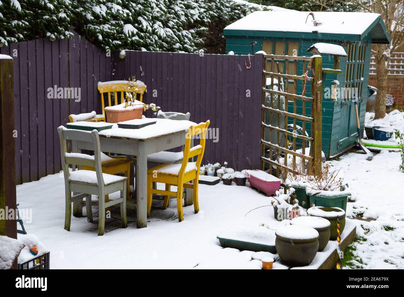 Ashford, Kent, Großbritannien. Februar 2021, 8th. UK Wetter: Bewohner des Dorfes Hamstreet in der Nähe von Ashford in Kent, aufwachen zu mehr Schnee auf Gartenmöbel als Sturm Darcy trifft einen zweiten Tag des Chaos in der Grafschaft. Aktuelle Temperaturen von -2 Grad mit einer leichten Brise. Foto-Kredit: Paul Lawrenson/Alamy Live Nachrichten Stockfoto
