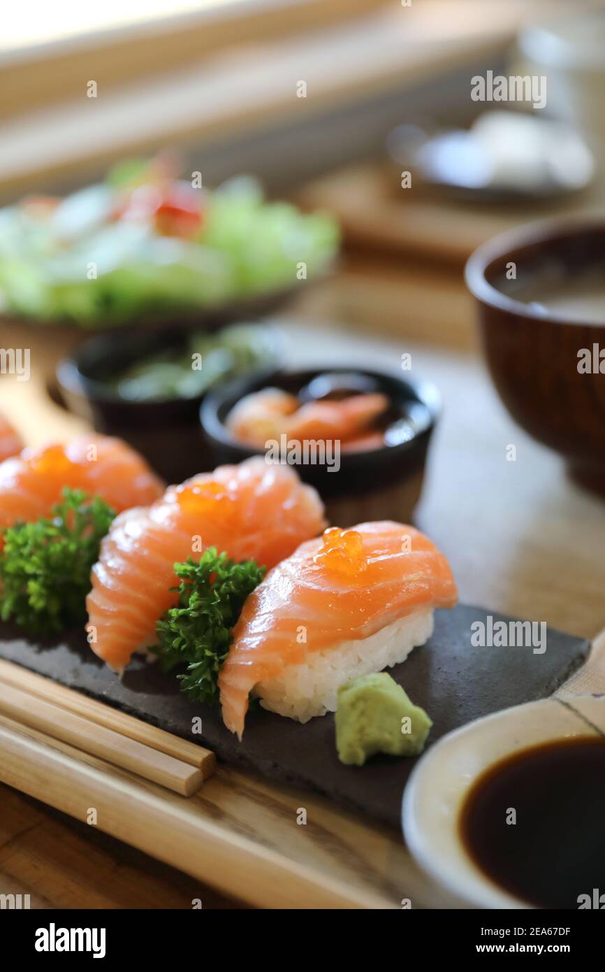 Lachs Sushi mit Suppensalat Japanische lokale Küche Stockfoto