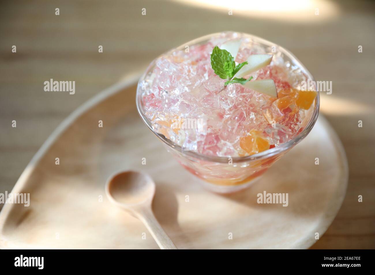 Japanisches Dessertgelee mit Obst auf Holzplatte Stockfoto