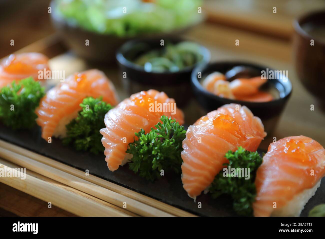 Lachs Sushi mit Suppensalat Japanische lokale Küche Stockfoto
