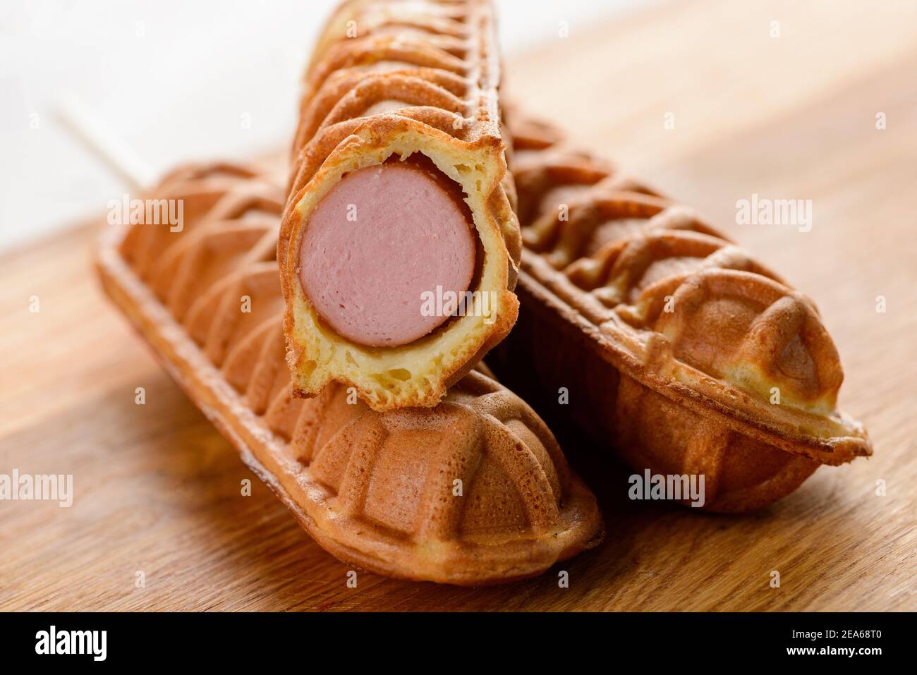 Drei Waffel Maishunde auf Holzhintergrund Stockfoto