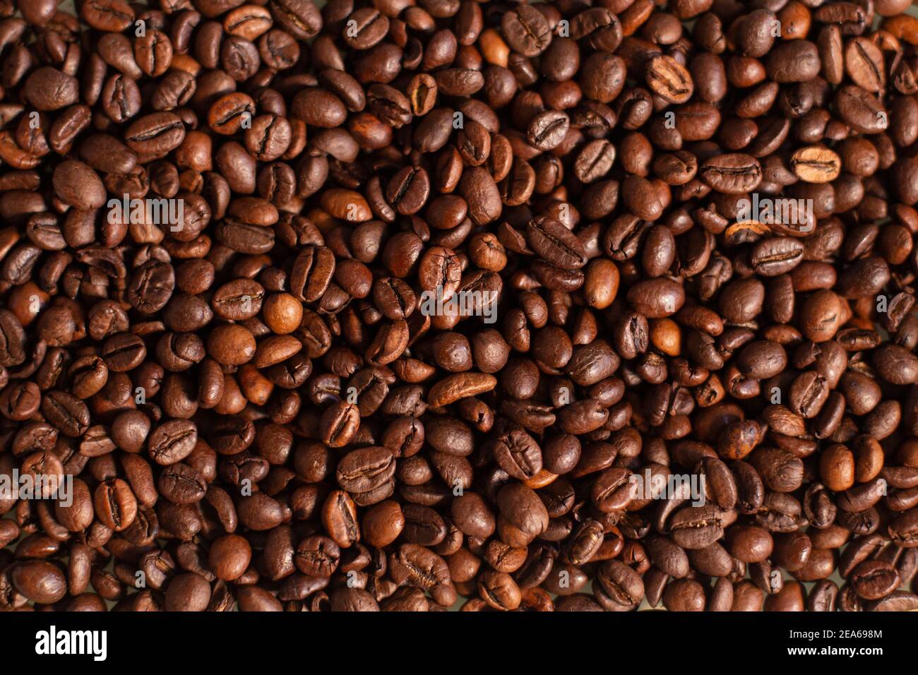 Tapete mit frischen Kaffeesorten. Hintergrund der gerösteten Kaffeebohnen. Guten Morgen. Café-Bar. Stockfoto