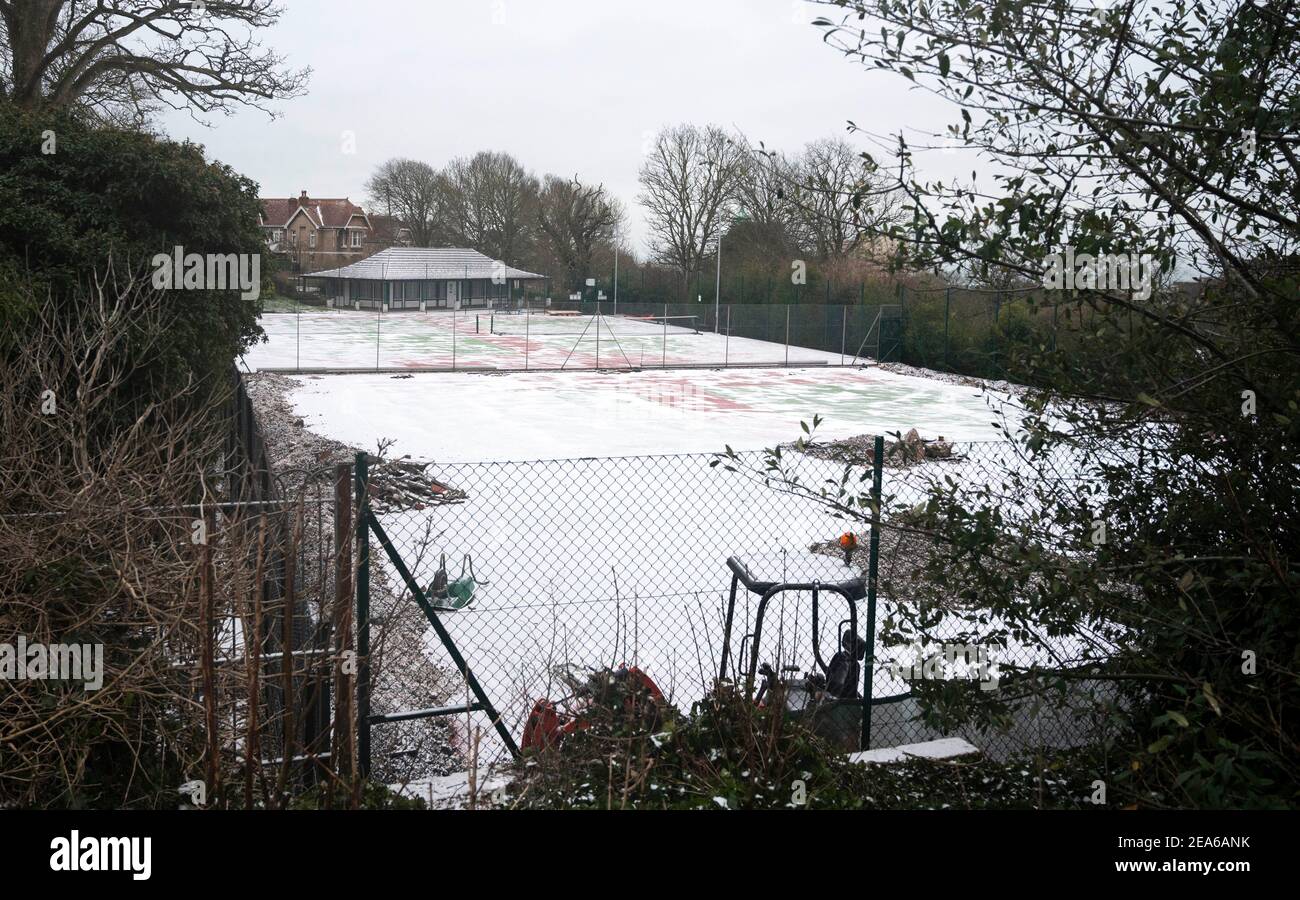 Brighton UK 8th February 2021 - Tennisplätze im Queens Park schneebedeckt Brighton nach einem leichten Schneefall über Nacht mit weiteren Prognosen für Teile des Ostens und Südostens heute: Credit Simon Dack / Alamy Live News Stockfoto