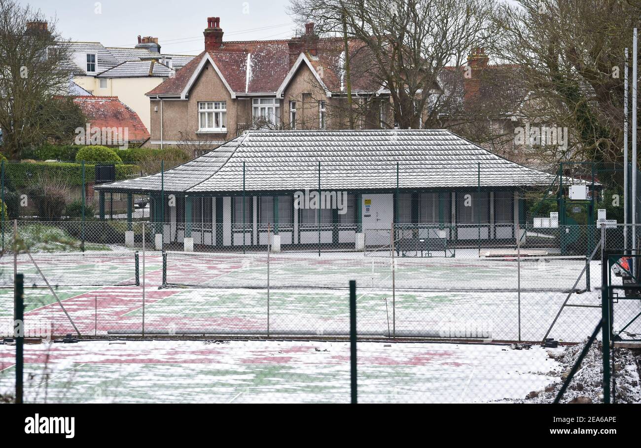 Brighton UK 8th February 2021 - Tennisplätze im Queens Park schneebedeckt Brighton nach einem leichten Schneefall über Nacht mit weiteren Prognosen für Teile des Ostens und Südostens heute: Credit Simon Dack / Alamy Live News Stockfoto