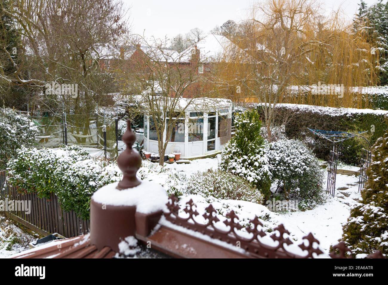 Ashford, Kent, Großbritannien. Februar 2021, 8th. UK Wetter: Bewohner des Dorfes Hamstreet in der Nähe von Ashford in Kent, aufwachen zu mehr Schnee auf einem Trampolin und Gartenmöbel als Storm Darcy einen zweiten Tag des Chaos in der Grafschaft trifft. Aktuelle Temperaturen von -2 Grad mit einer leichten Brise. Foto: Paul Lawrenson-PAL Media/Alamy Live News Stockfoto