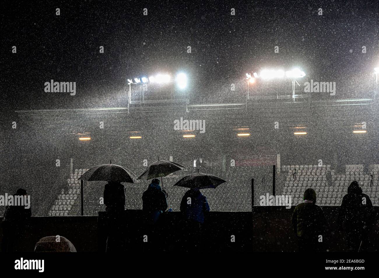 Prag, Tschechische Republik. Februar 2021, 6th. Fans, die hinter dem Zaun auf Leitern stehen, beobachten am Samstag, den 6. Februar 2021, ein tschechisches Spiel der ersten Liga zwischen den Bohemians Prag und dem FC Zbrojovka Brno in Prag, Tschechien. Inmitten restriktiver Maßnahmen, die die Anzahl der Fußballfans von der Teilnahme am Spiel begrenzen, suchen Fans nach innovativen Möglichkeiten, das Spiel während der laufenden Coronavirus-Pandemie zu beobachten. Kredit: Roman Vondrous/CTK Foto/Alamy Live Nachrichten Stockfoto