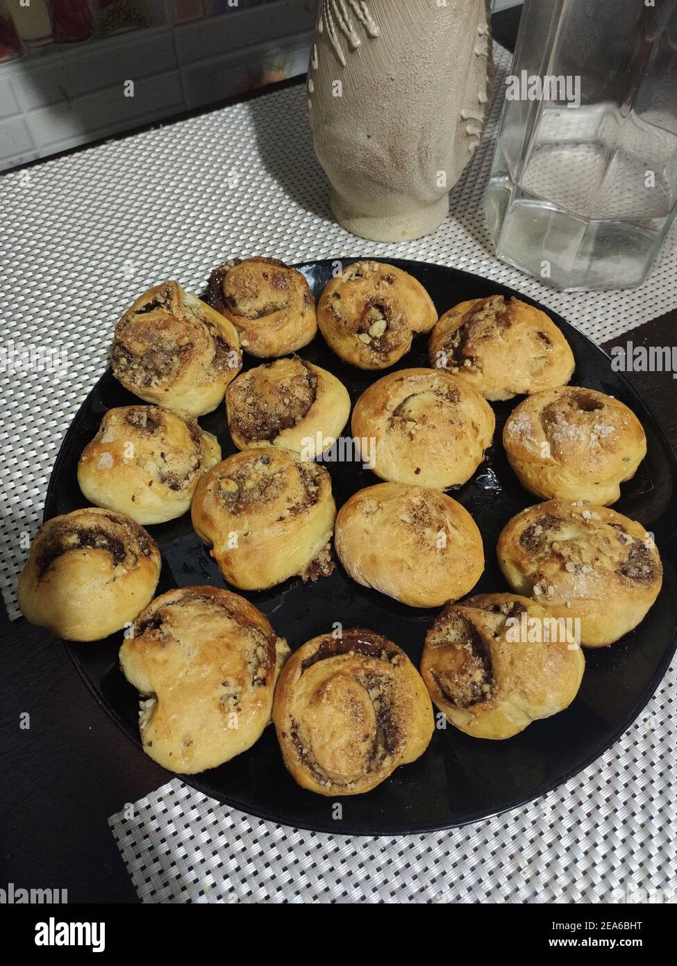 Eine schöne gebackene süße Brötchen auf einem Backblech Stockfoto