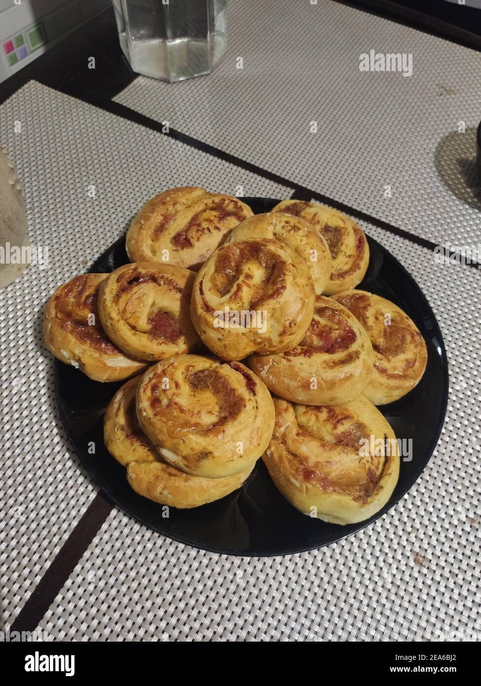 Eine schöne gebackene süße Brötchen auf einem Backblech Stockfoto