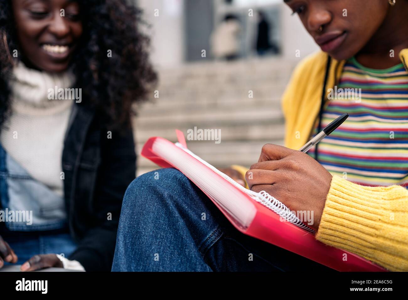 Stock Foto von schwarzen Freunden mit Laptop, während in der Treppe sitzen und Hausaufgaben machen. Stockfoto