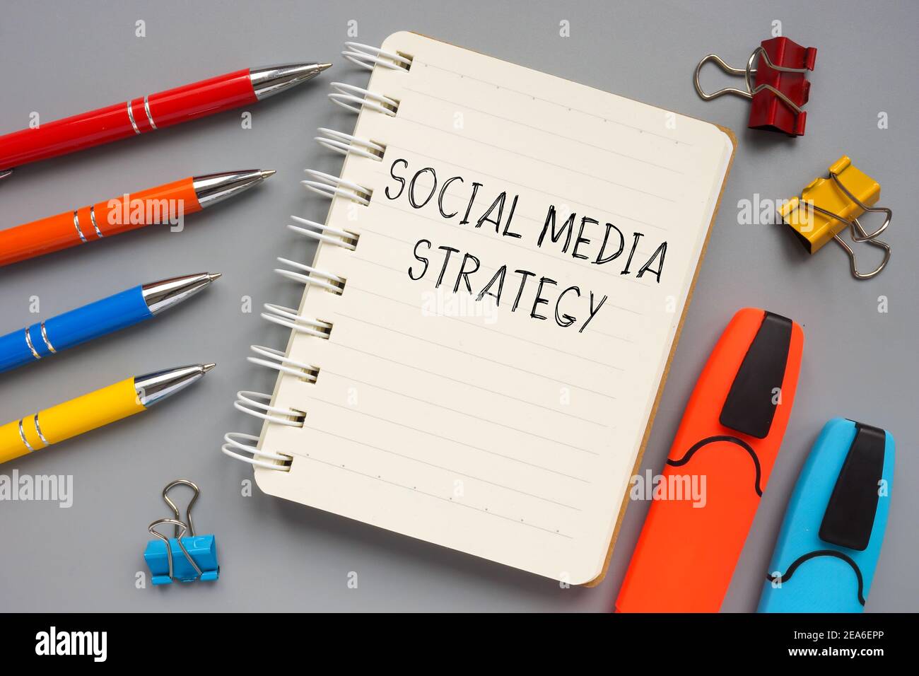 Social-Media-Strategieplan handschriftlich auf der Seite. Stockfoto