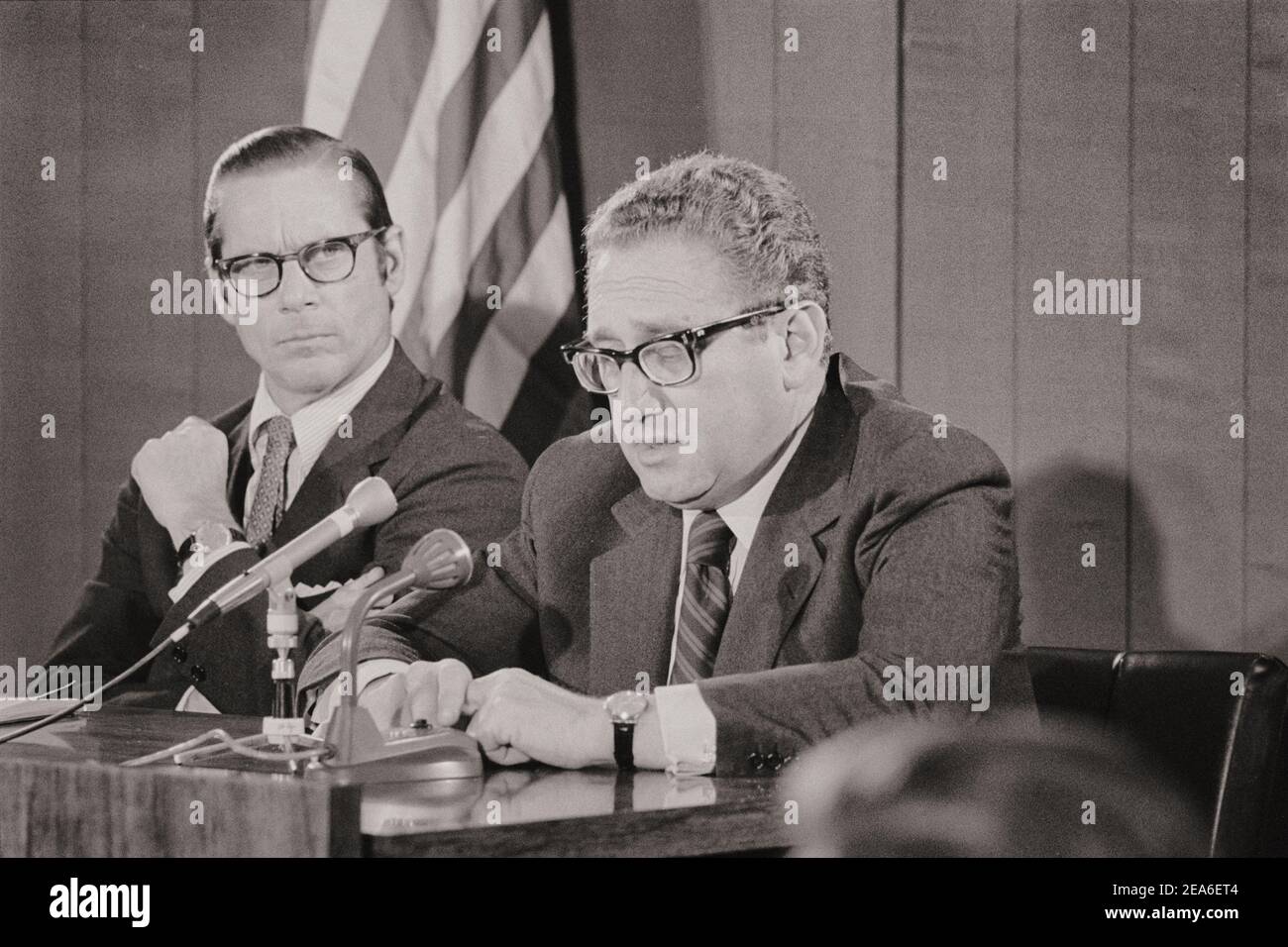 Vintage-Foto von Staatssekretär Henry Kissinger und Bundesenergiechef William E. Simon, Pressekonferenz. USA. Januar 10, 1974. Stockfoto