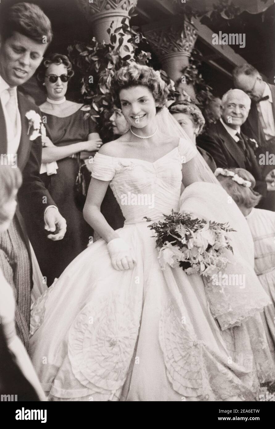 Jacqueline Bouvier an ihrem Hochzeitstag, mit Jack Kennedy auf der linken Seite etwas aus dem Rahmen. 12. September 1953, Newport, Rhode Island Stockfoto