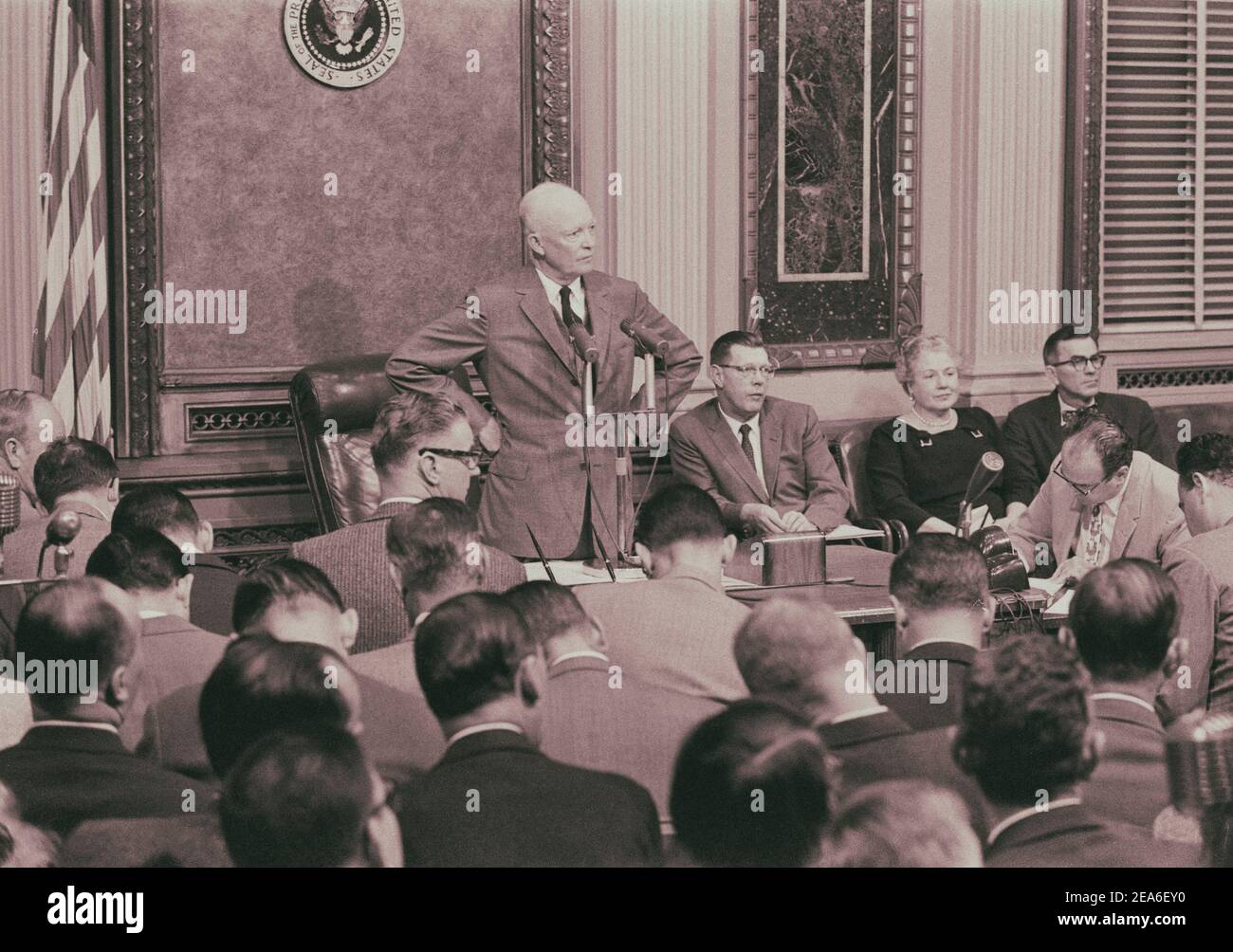 Präsident Dwight D. Eisenhower steht an einem Tisch im Weißen Haus, während einer Pressekonferenz im Weißen Haus, Washington, D.C., USA. Oktober 9, Stockfoto