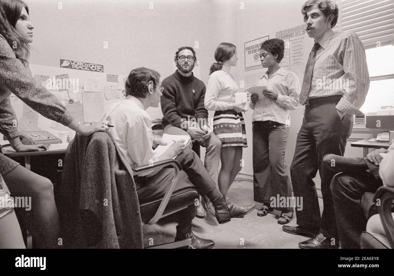 Vintage-Foto der Bürgerrechtsbewegung in den USA. 1960s Junge Männer und Frauen in einem Büro, das Demonstrationen im Rahmen der Mor plant Stockfoto