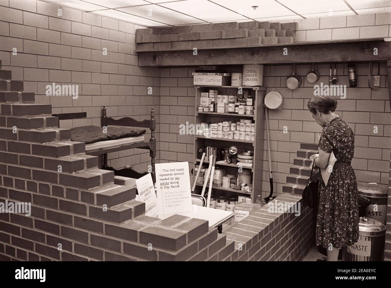 Vintage-Foto der Werbung für Atombombenschutz, der mit Lebensmitteln und anderen Vorräten bestückt ist; Etagenbett in der Ecke. USA. September 9, 1961 Stockfoto