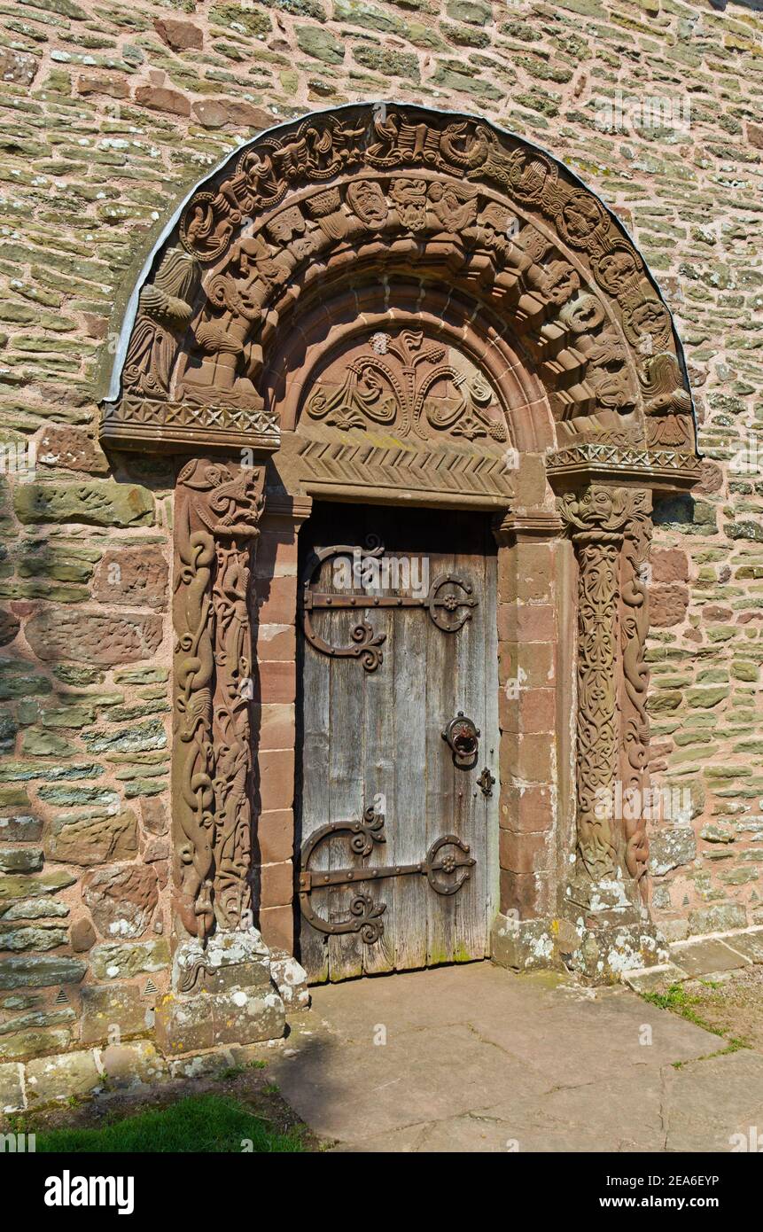 Das romanische Südtor, bekannt für seine schönen Schnitzereien, die Kirche St. Mary und St. David, Kilpeck, Herefordshire, Großbritannien; die Kirche stammt aus dem Jahr 1140. Stockfoto