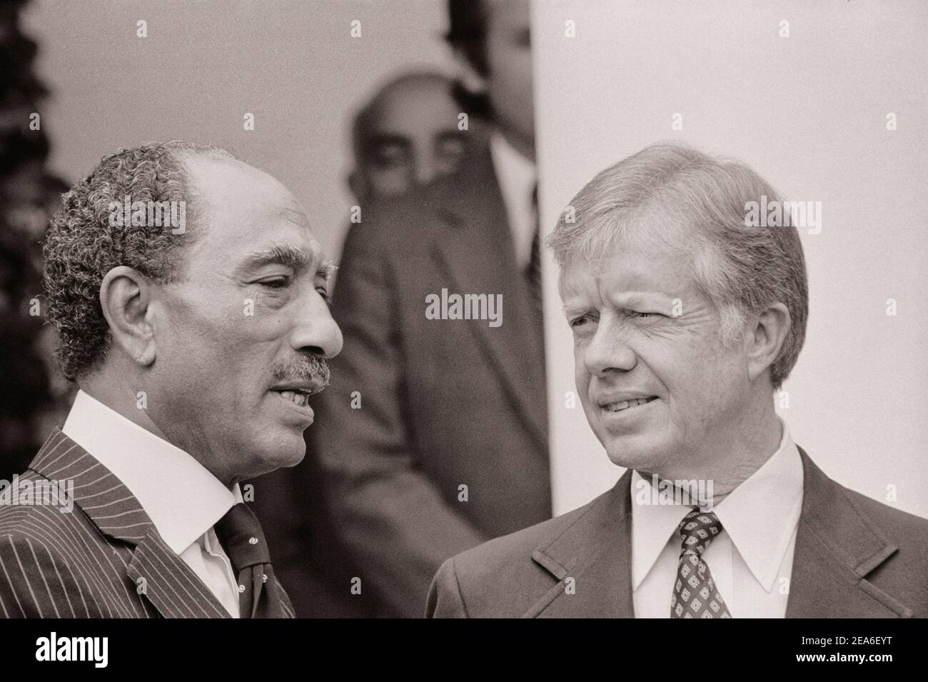 Präsident Jimmy Carter begrüßt den ägyptischen Präsidenten Anwar Sadat im Weißen Haus, Washington, D.C., USA. 8. April 1980 Stockfoto