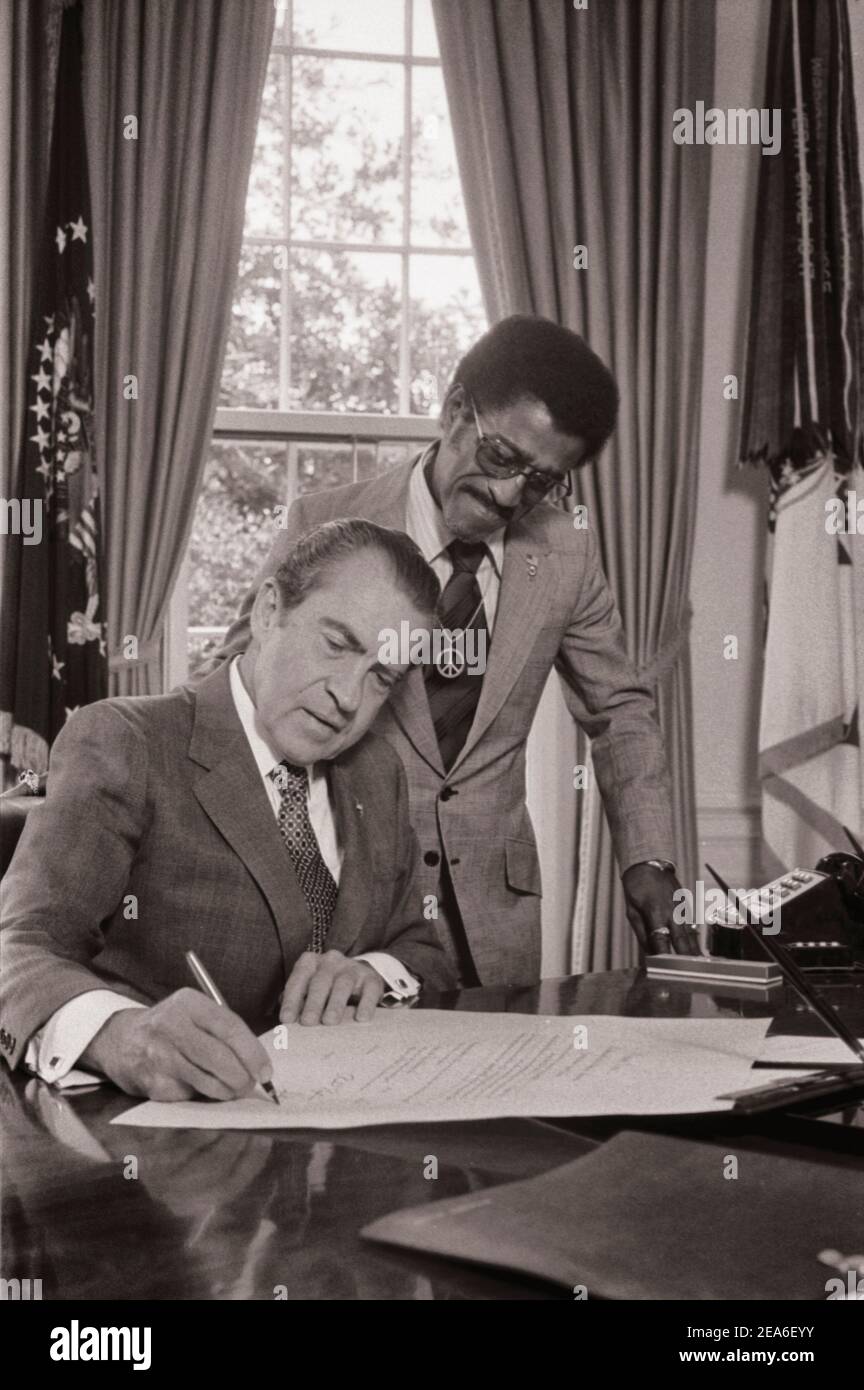 Präsident Nixon mit Sammy Davis, Jr., neues Mitglied des National Advisory Council on Economic Opportunity. USA. Juli 1, 1971 Stockfoto