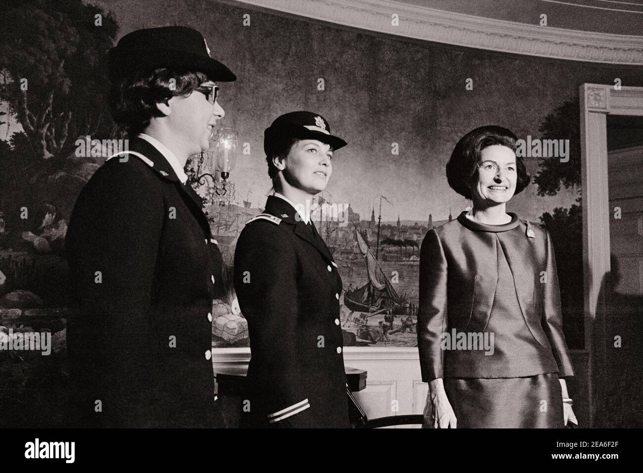 Mrs. Lyndon B. Johnson mit Krankenschwestern, die in Vietnam dienten (Julie Klebaum und Catherine Chilling). 18. November 1965 Stockfoto