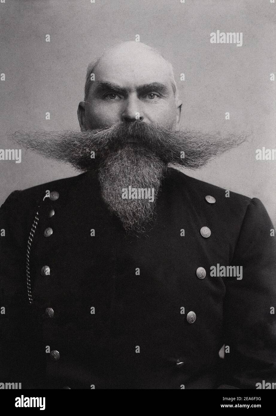 Vintage-Foto des größten Schnurrbart des 19th. Jahrhunderts. Rasmus Madsen Løvik Polizeibeamter; Beamter aus Bergen; Norwegen. Er arbeitete in der pol Stockfoto