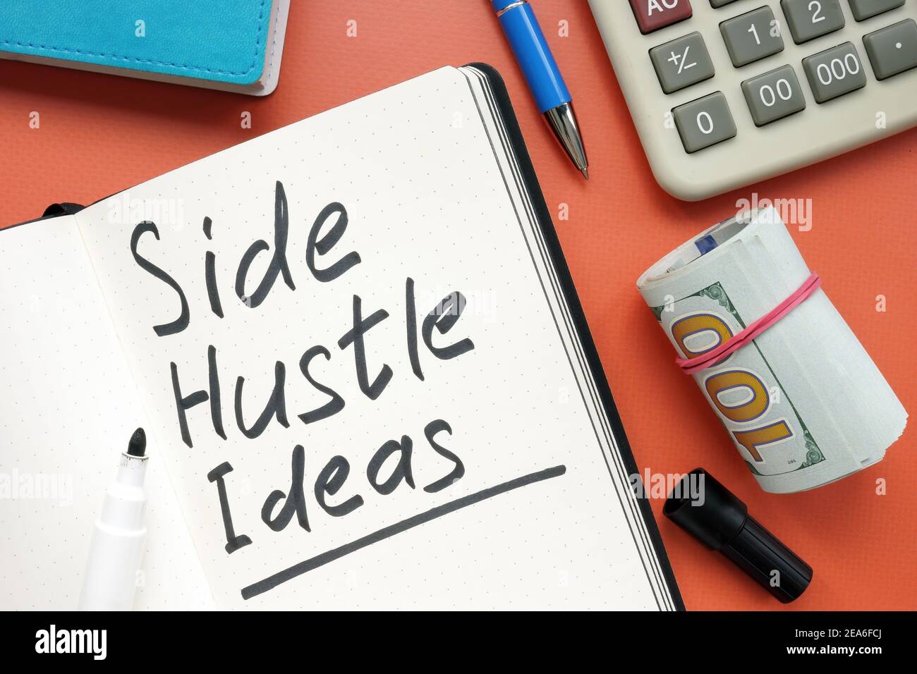 Side Hustle Ideenliste und Bargeld an der Rezeption. Stockfoto