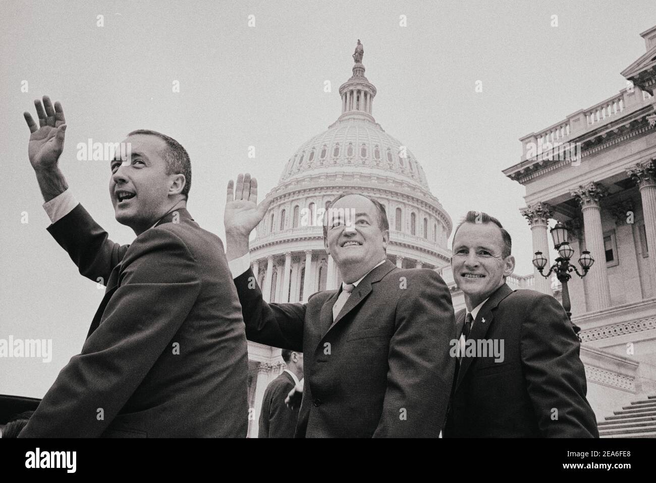Vintage-Foto von Astronauten im Capitol (Besatzung von Gemini 4): James McDivitt (links), Edward White (rechts) und 38th Vizepräsident Hubert H. Humphrey (ce Stockfoto