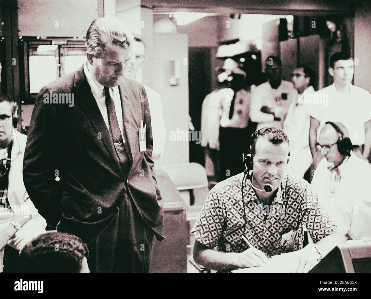 Dr. Werner von Braun und L. Astronaut Gordon Cooper. USA. 1965 Stockfoto