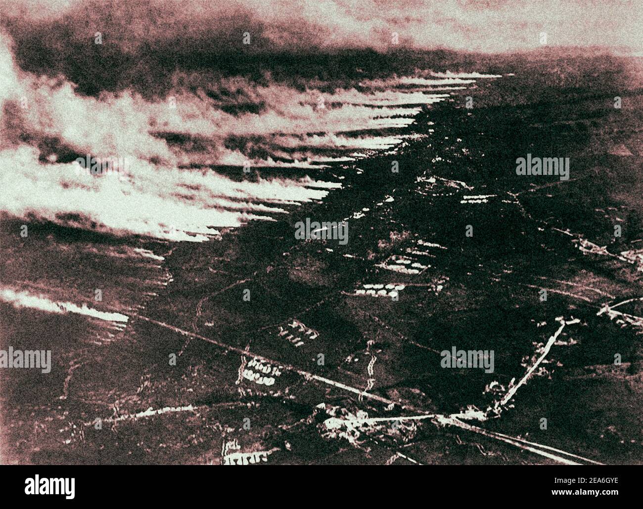Französische Soldaten machen am 1. Januar 1917 einen Gas- und Flammenangriff auf deutsche Schützengräben in Flandern, Belgien. Beide Seiten verwendeten verschiedene Gase als Waffen du Stockfoto