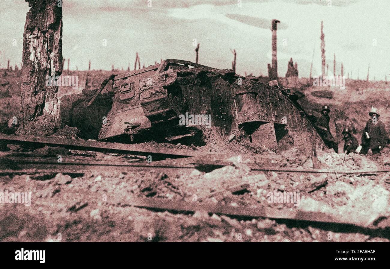 Britischer MkIV „Bear“-Panzer, der nach der Schlacht bei Inverness Copse am 22. August 1917 aufgegeben wurde. Stockfoto