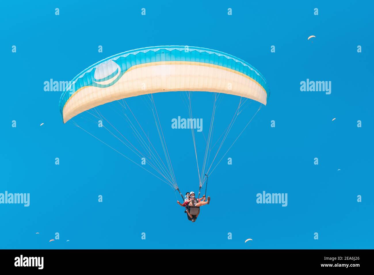 10. September 2020, Oludeniz, Türkei: Gleitschirmflieger fahren Touristen und Urlauber als Unterhaltung und bekommen eine Dosis Adrenalin beim Fliegen an einem gre Stockfoto