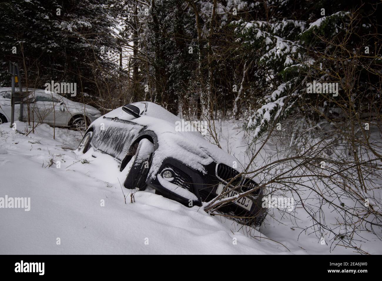 Verlassene Autos in einem schneebedeckten Graben auf dem Needham Market in Suffolk, mit schwerem Schnee, der die Störung in Südostengland und East Anglia bringen wird, während bitterkalte Winde weiterhin einen Großteil der Nation in ihren Biss nehmen. Bilddatum: Montag, 8. Februar 2021. Stockfoto