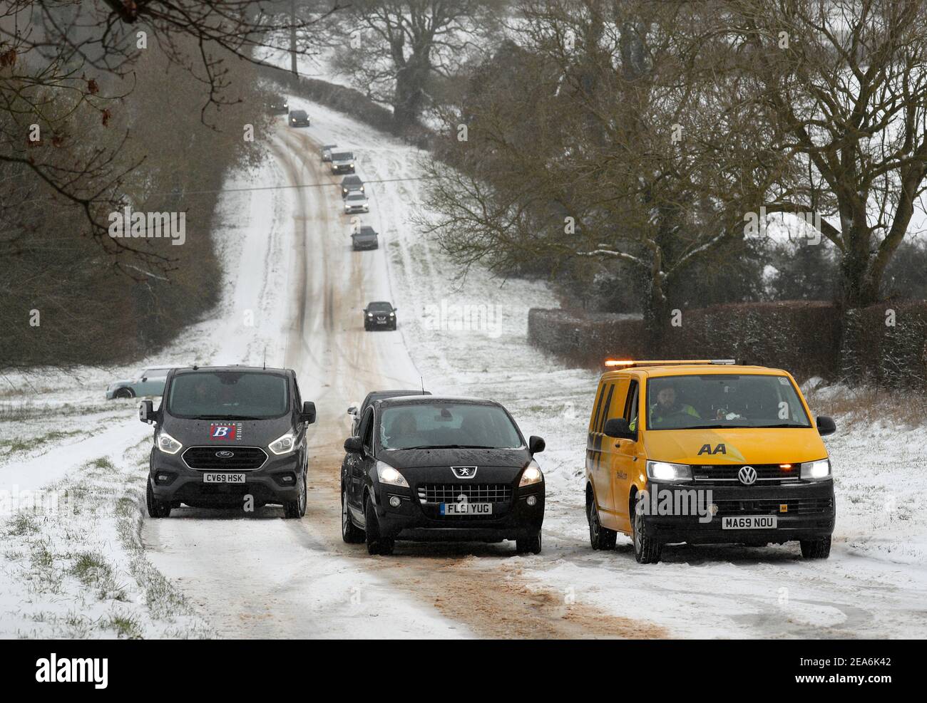 Uppingham, Rutland, Großbritannien. 8th. Februar 2021. Wetter in Großbritannien. Ein AA-Van wird auf einem Schnee- und eisbedeckten Hügel an gestrandeten Autofahrern vorbeigefahren. Credit Darren Staples/Alamy Live News. Stockfoto
