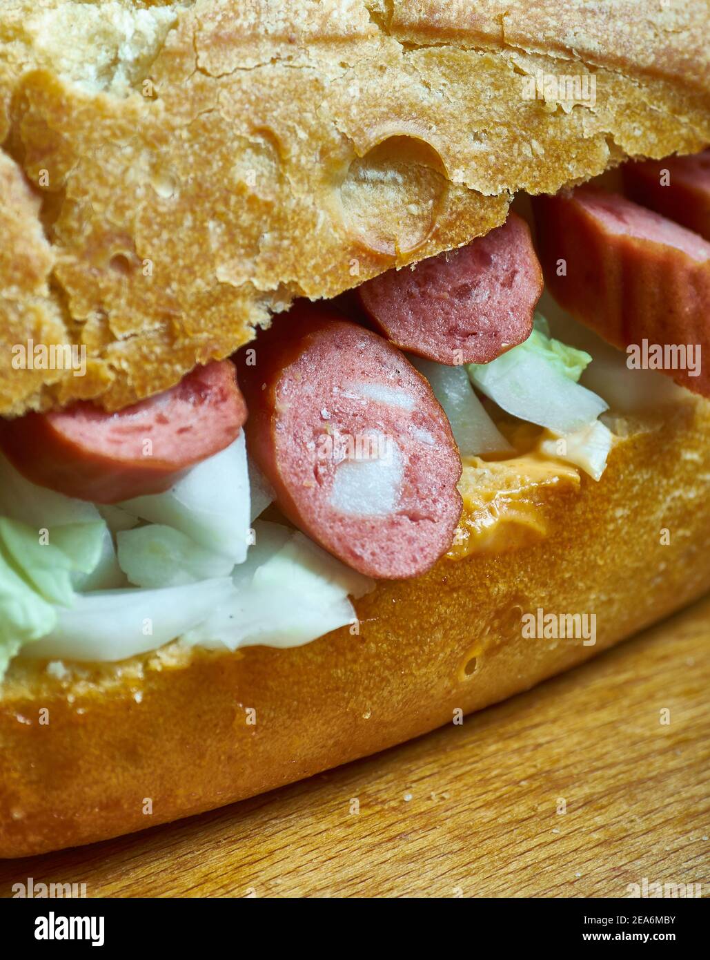 Broodje Rookworst -- Niederländische Wurst und Sauerkraut Sandwich, Street Vendor Stil Stockfoto